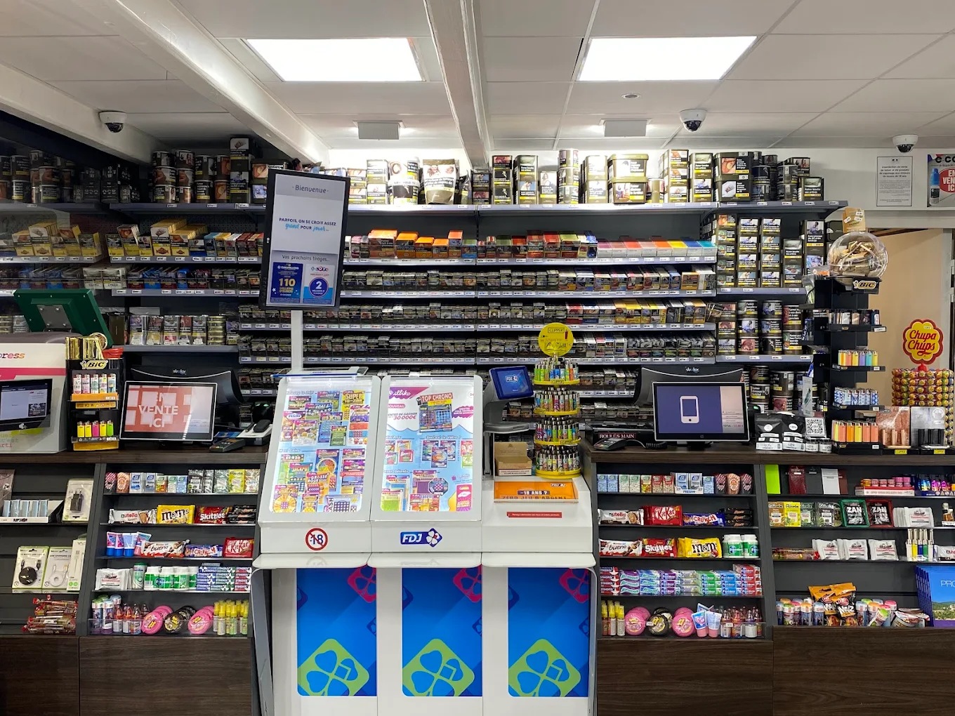 Comptoir du tabac avec le terminal FDJ, les jeux de grattage et les rayons de tabac